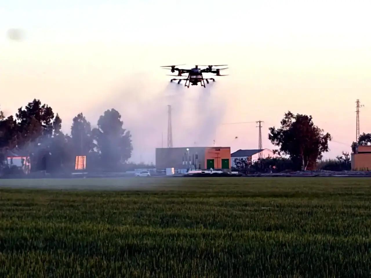 Dron agrícola aplicando tratamiento en jornada de nebulización