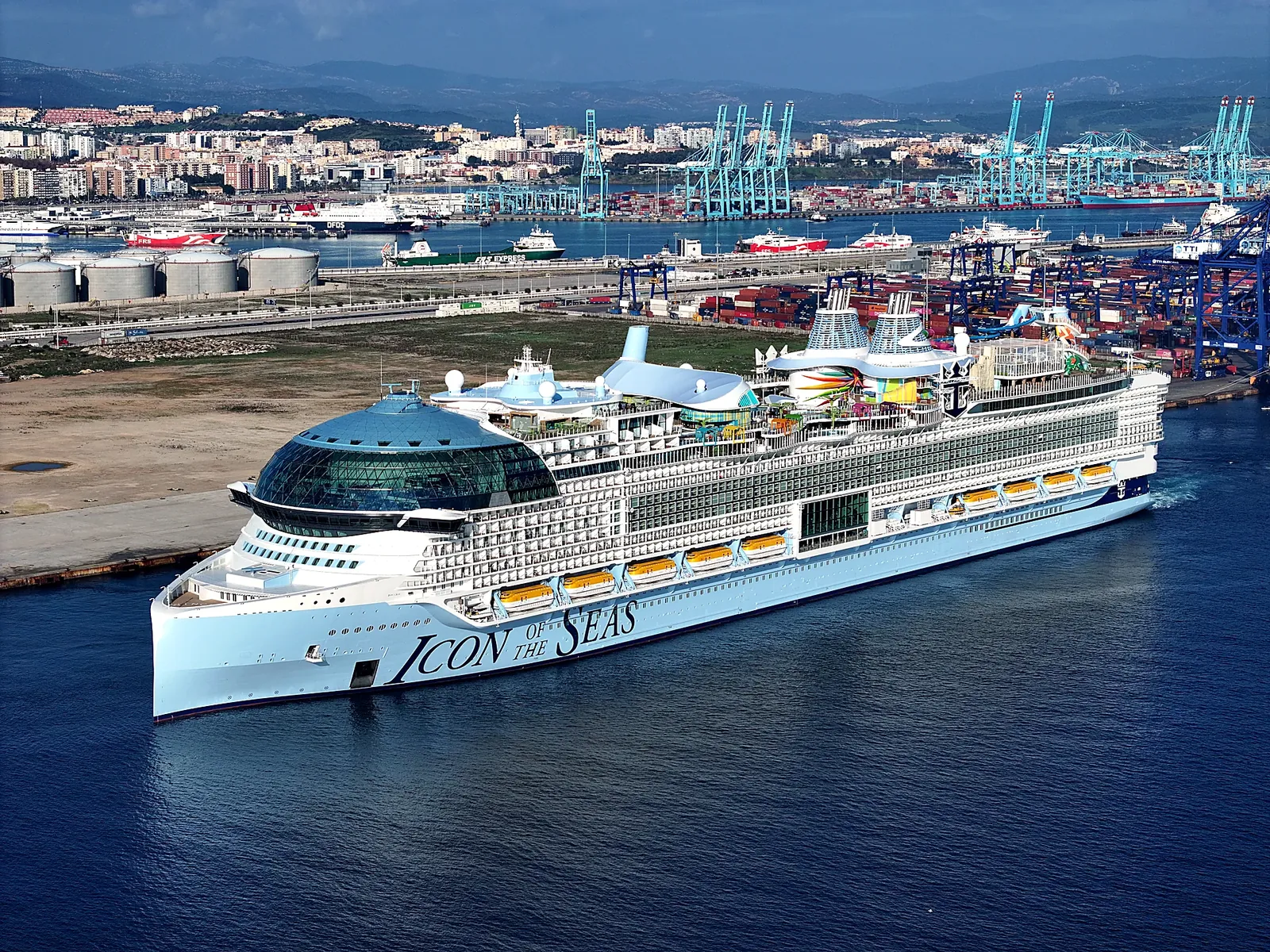 Vista aérea de un gran crucero en la bahía de Algeciras, tomada con drone por DroneCádiz