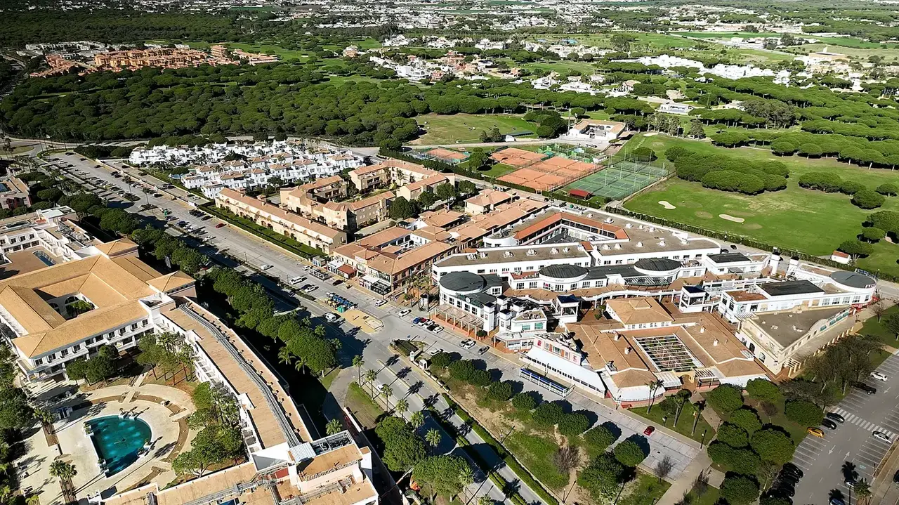 Fotografía aérea de complejo residencial y deportivo