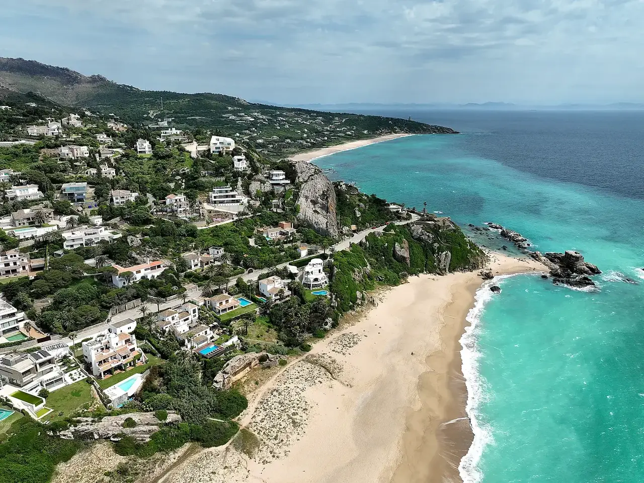 Fotografía aérea de costa con acantilados