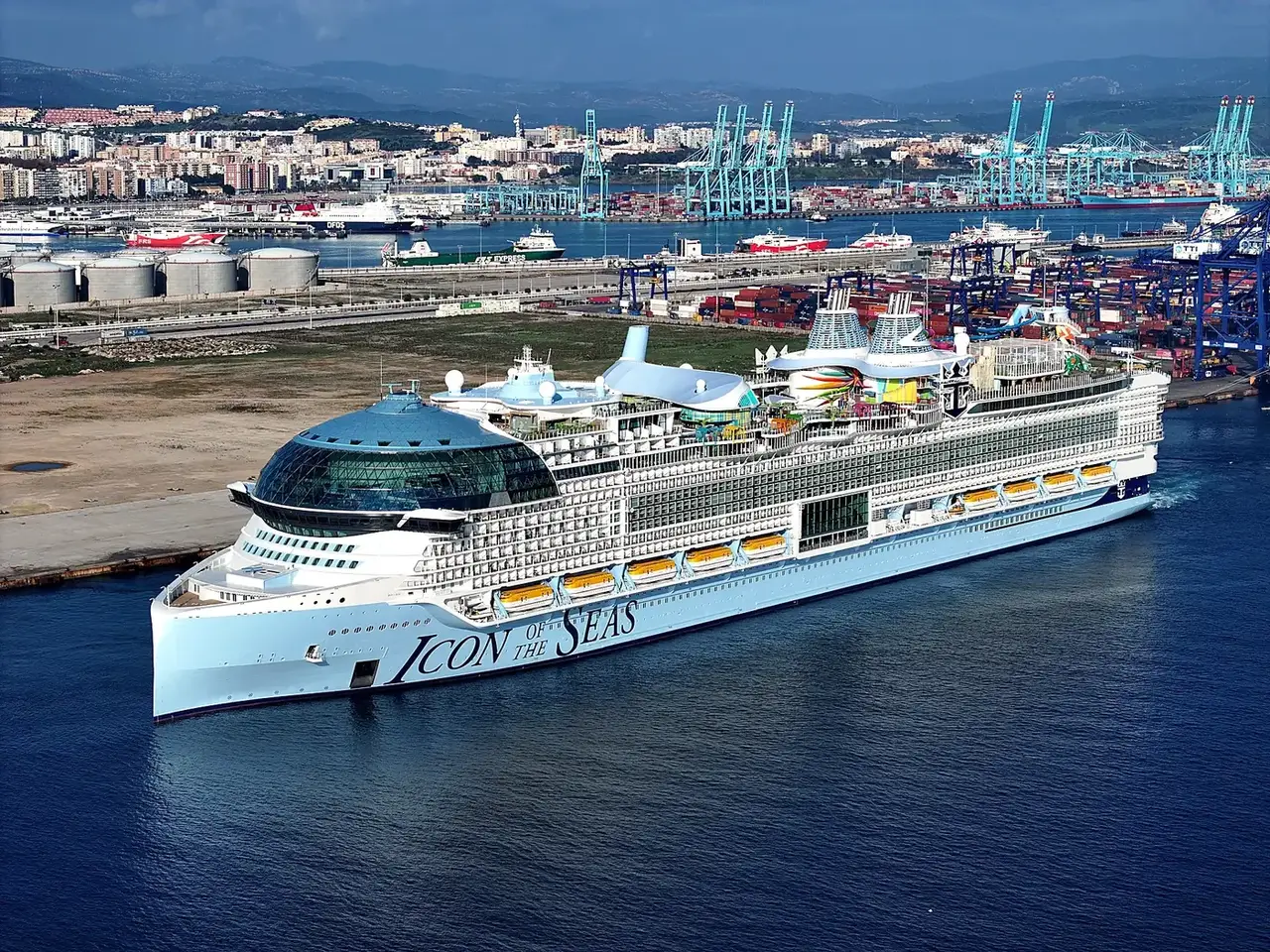 Fotografía aérea de crucero en el Puerto de Algeciras