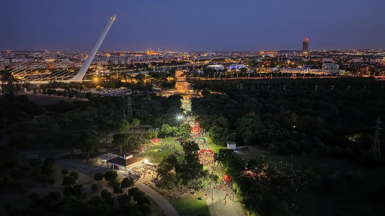 Fotografía aérea nocturna de un evento en la ciudad