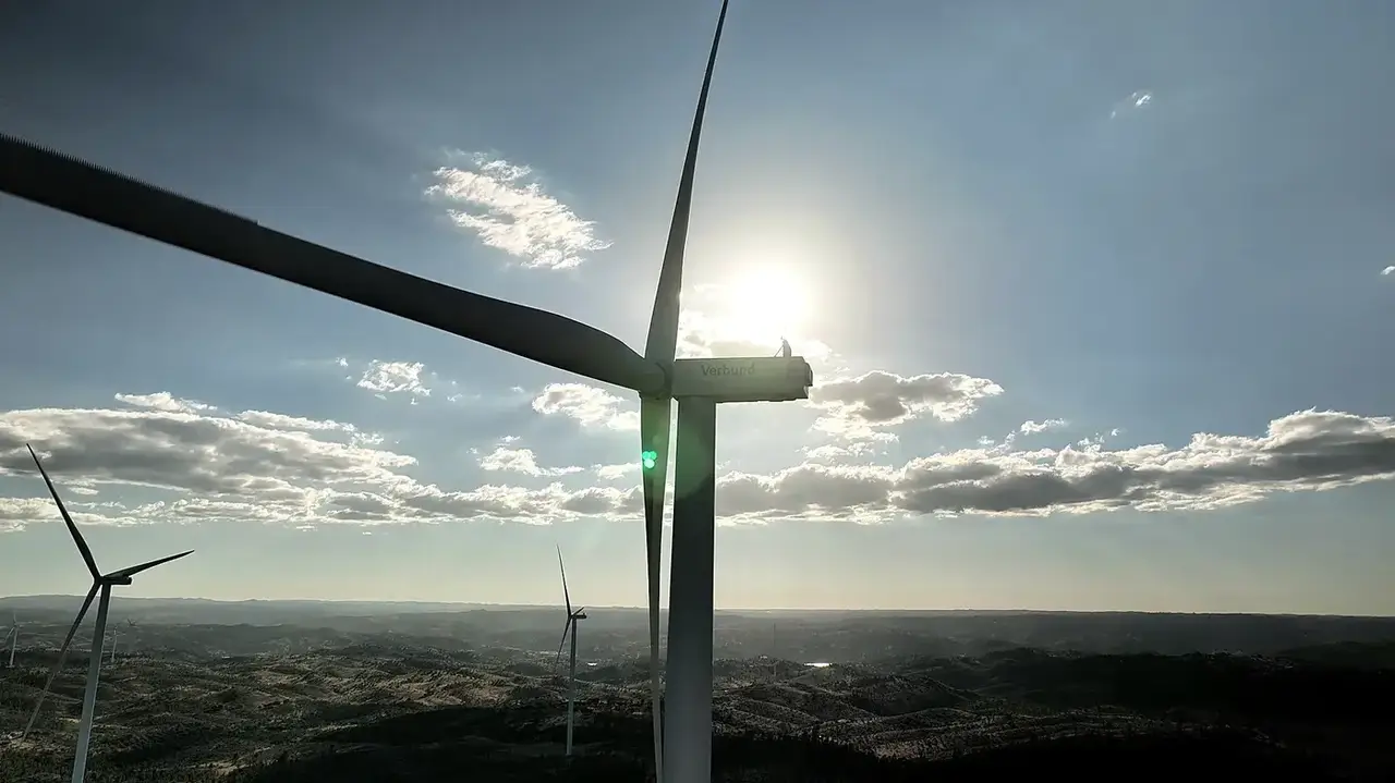 Fotografía aérea de parque eólico