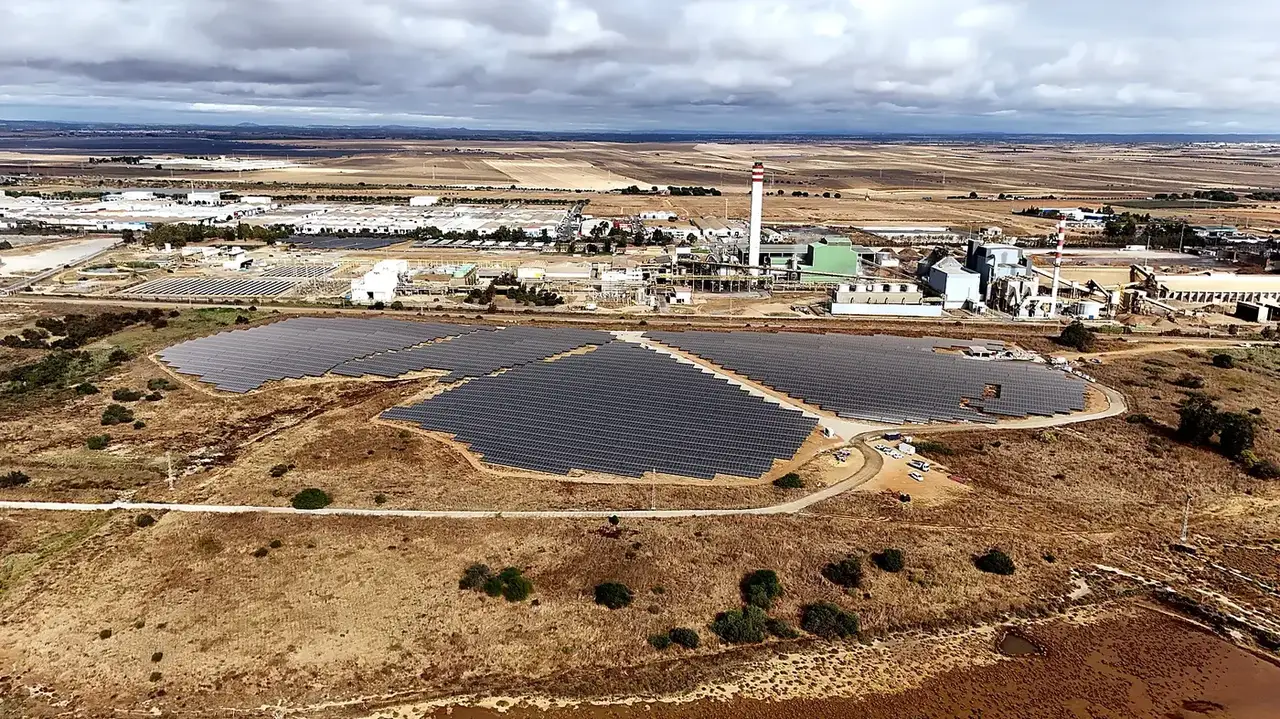 Fotografía aérea de planta fotovoltaica industrial
