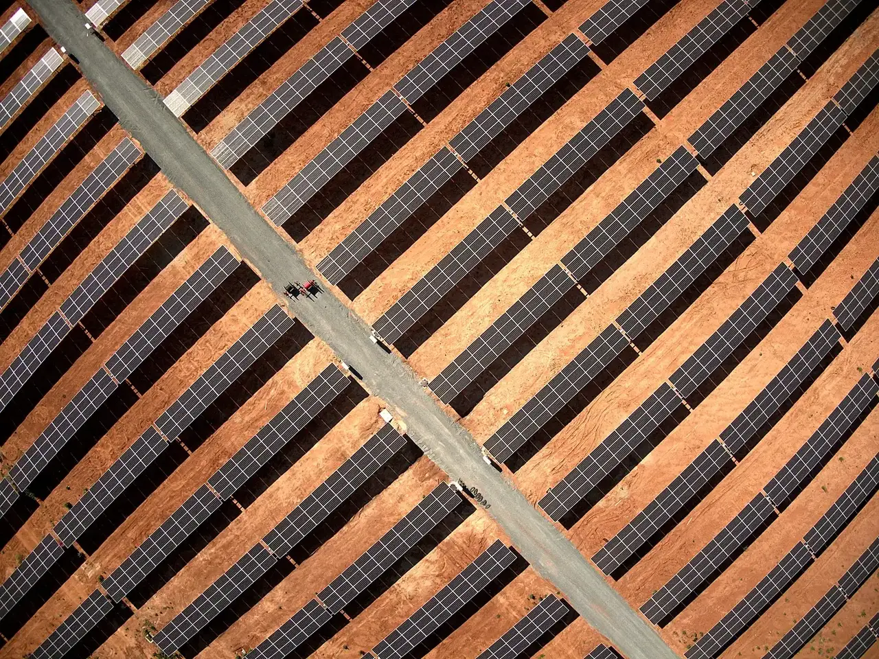 Fotografía aérea de planta solar