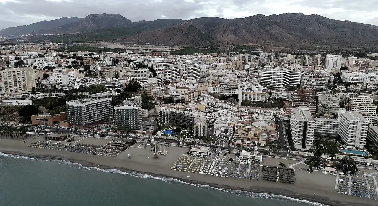 Vista aérea de una zona urbana costera, ejemplo de planeamiento urbanístico