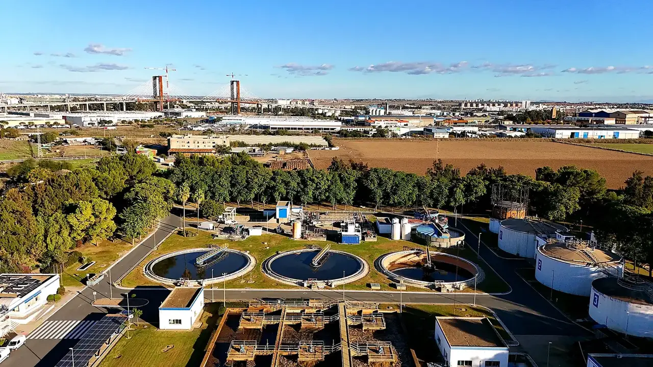 Vista aérea de una estación depuradora de aguas residuales
