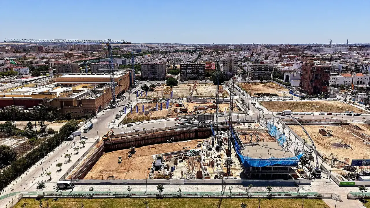 Excavación urbana con torres grúa, vista aérea