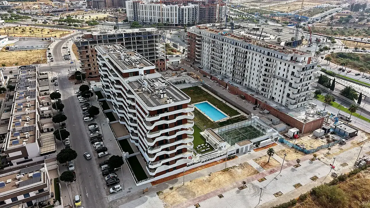 Promoción residencial con piscina y pista de pádel, en construcción por fases