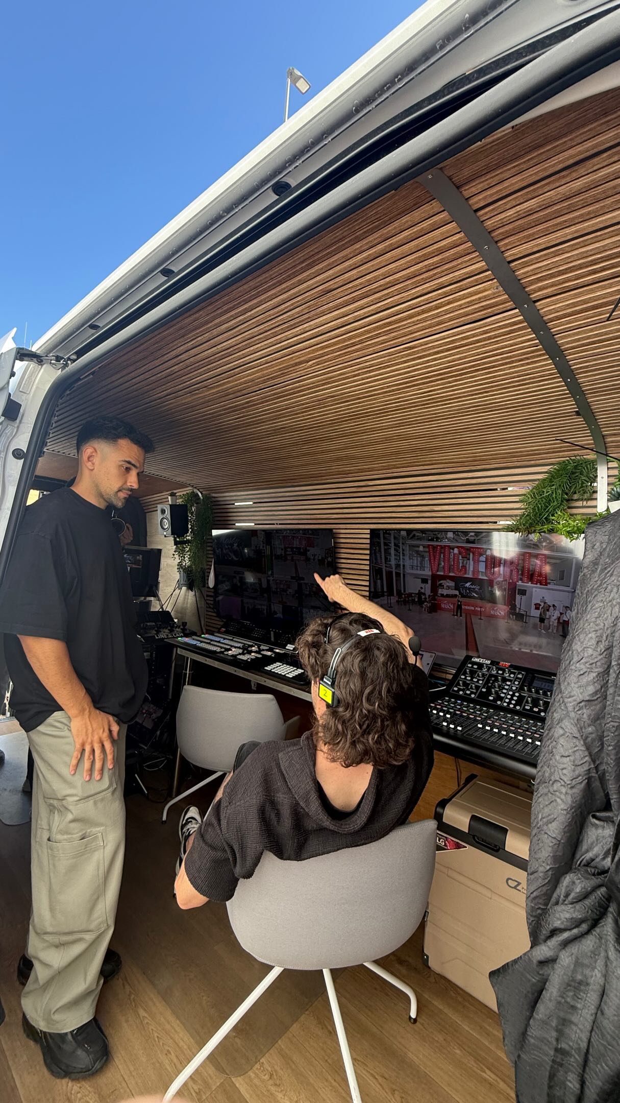 Ayer vivimos una jornada espectacular en la presentación de IlloJuan junto a Cerveza Victoria en Málaga.

Desde Dale al Rec Visual desplegamos nuestra unidad móvil de realización multicámara con más de 8 cámaras profesionales, dando cobertura completa al evento con realización en directo, seguimiento de escenario, planos dinámicos, contenido audiovisual y todo el soporte técnico necesario para una producción de este nivel.

Una noche llena de público, energía y muchísimo nivel técnico donde todo salió perfecto.
Gracias por confiar en nuestro equipo para un evento tan importante.

Seguimos llevando la realización audiovisual de streaming, festivales, conciertos y grandes eventos al siguiente nivel.

#DaleAlRecVisual #IlloJuan #CervezaVictoria #Málaga #RealizaciónMulticámara UnidadMóvil Streaming Eventos Audiovisual Festival ProducciónAudiovisual VideoProduction LiveEvent Broadcast Multicámara CoberturaEvento