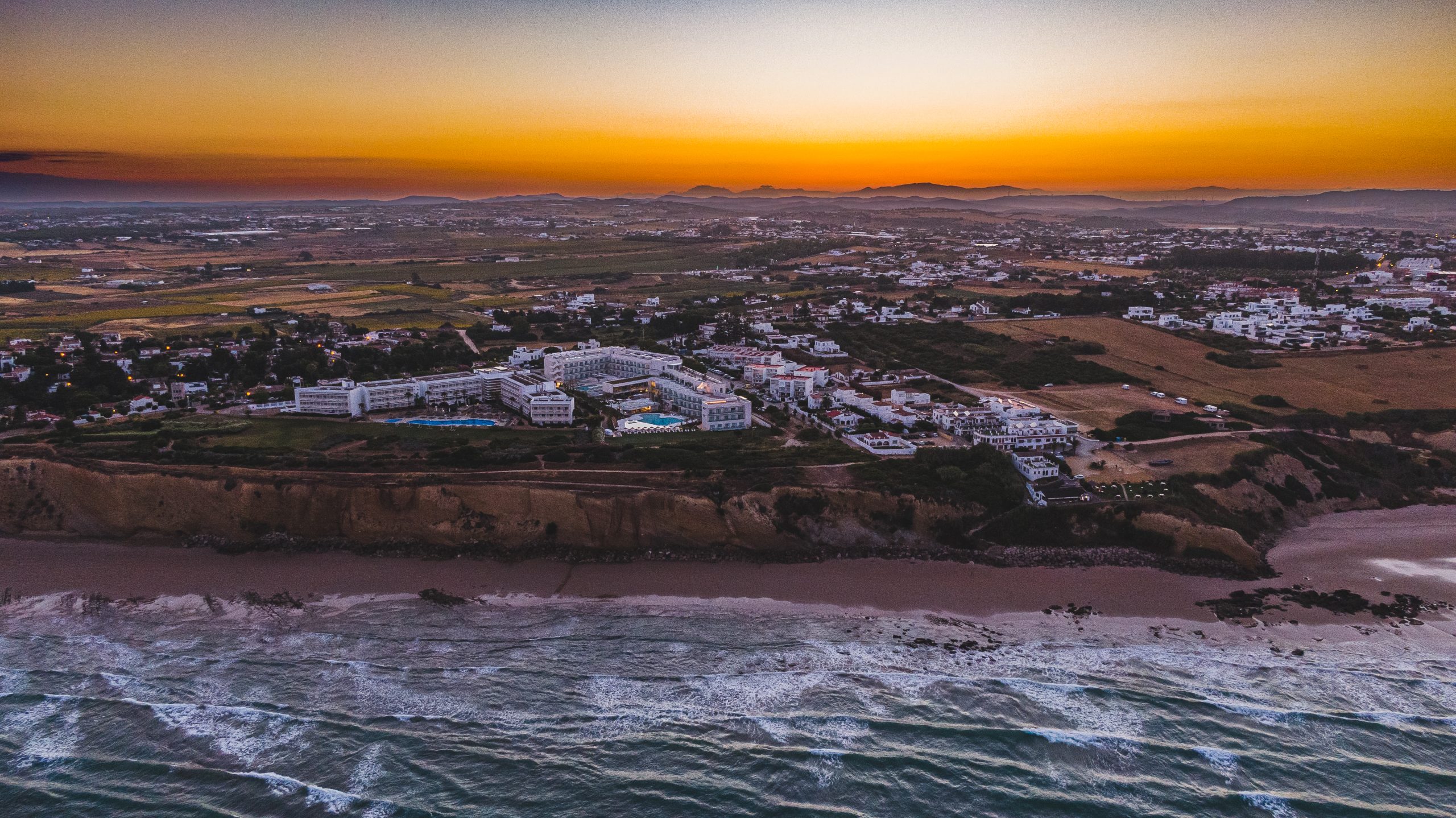 La magia de los atardeceres en cadiz grabados con drones una serie visual para atraer a parejas turistas y productores de contenido