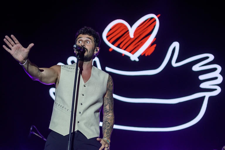 🎬 ¡Otro éxito más para el equipo!
Anoche tuvimos el placer de encargarnos de toda la realización en directo del concierto de @molinaoficial_ , un show que nos permitió dar lo mejor de nuestra experiencia técnica y humana.
📹 Más de 8 cámaras y drones situadas en puntos estratégicos, dos realizaciones independientes: una para las pantallas centrales y otra para las pantallas laterales, asegurando que cada ángulo, cada emoción y cada detalle llegara al público como se merece. Un placer ver también a @raule__ donde inicia su gira de conciertos este año que no podrás perderte.
💪 Un trabajo coordinado y profesional, donde cada pieza del equipo sumó para lograr un resultado impecable. ¡Gracias a todos los que lo hicieron posible!
#AntoñitoMolina #RealizaciónEnDirecto #Cámaras #PantallasGigantes #ProducciónAudiovisual #TrabajoEnEquipo #ConciertosEspaña #Directo #RealizaciónProfesional #Showtime