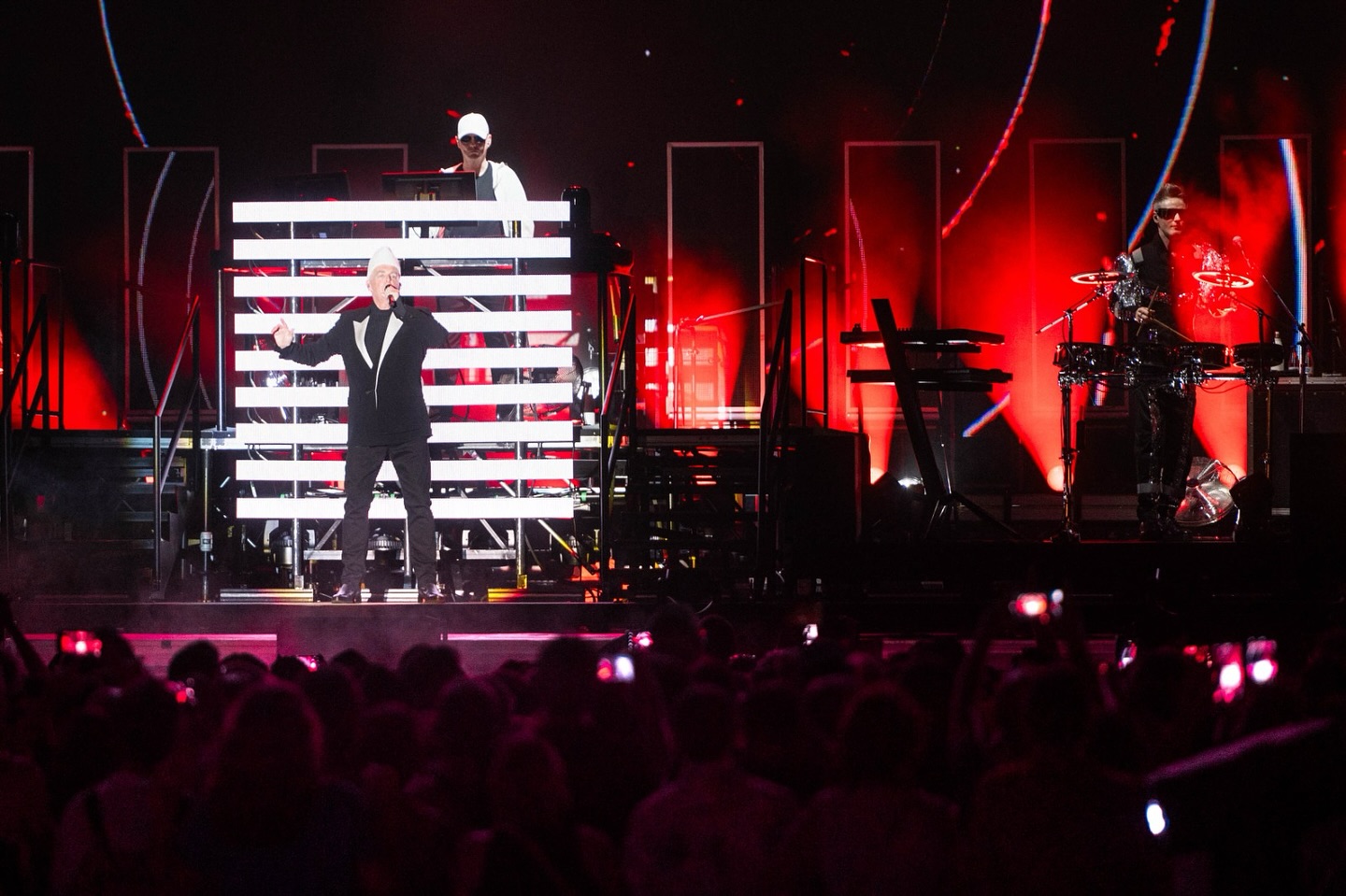 ✨ Anoche vivimos una de esas jornadas que se quedan grabadas en la memoria. Tener la oportunidad de trabajar junto a los legendarios Pet Shop Boys en plena Plaza de España de Sevilla ha sido todo un privilegio.
🎥 Desde nuestra unidad de realización, coordinamos cámaras, equipos de CCU y un despliegue técnico impecable en colaboración con un equipo humano de primer nivel.
La unión de fuerzas entre profesionales, creatividad y tecnología convirtió este show en un auténtico éxito audiovisual. Gracias a todos los que formaron parte.
#PetShopBoys #PlazaEspañaSevilla #RealizaciónAudiovisual #CCU #Directo #Cámaras #ConciertosEspaña #ProducciónAudiovisual #EquipoProfesional #SevillaEsCultura
